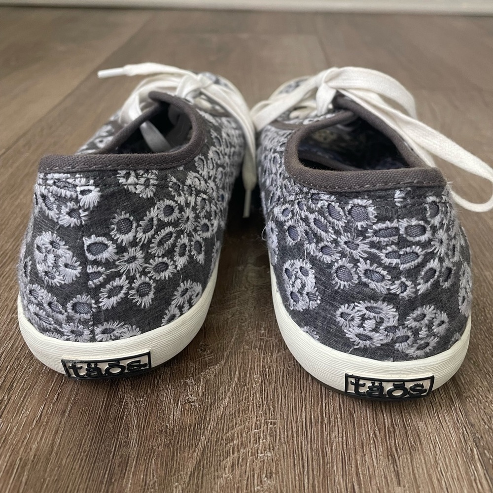 Taos Star Lite Grey Eyelet Shoes Lace Up Comfort Sneakers Embroidered ~ Sz 7 - Picture 4 of 12